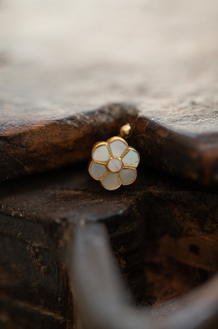 Raisha Mother Of Pearl Silver Nosepin