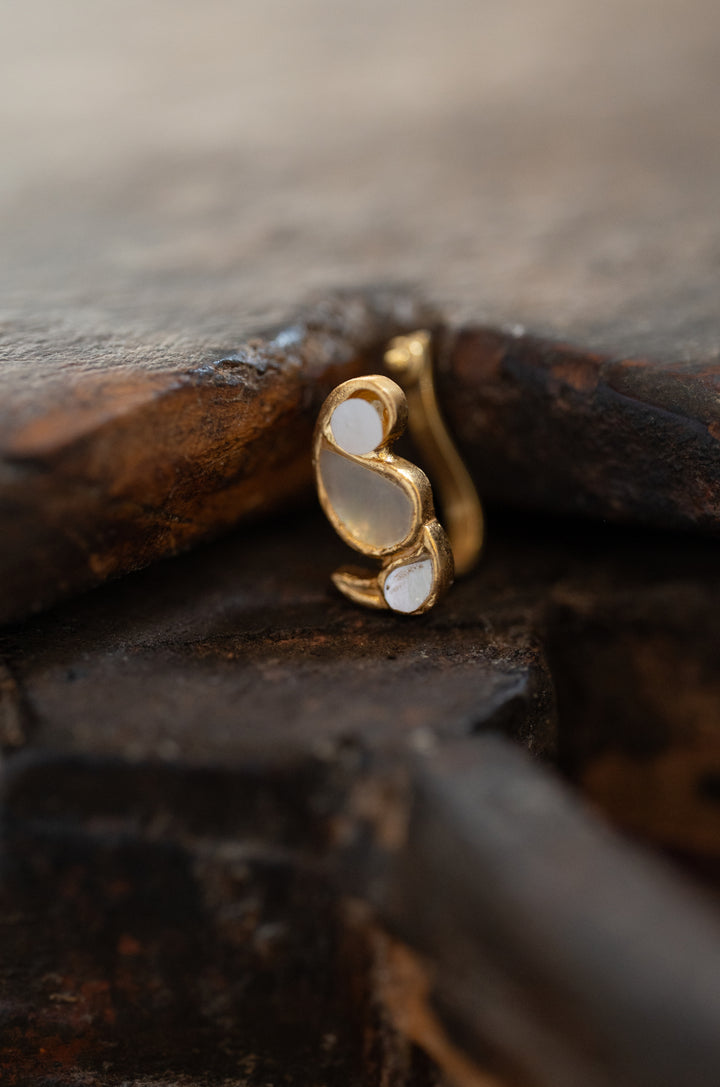 Ridhi Mother Of Pearl Silver Nosepin