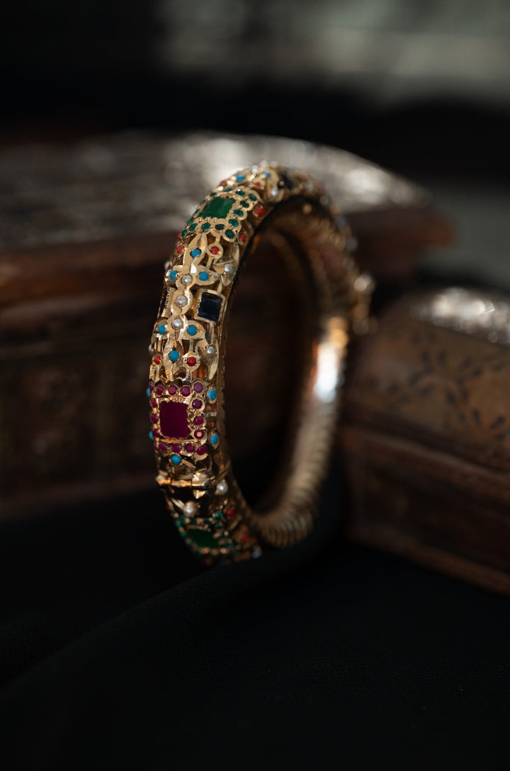 Hasini Navrattan Jadau Bangle