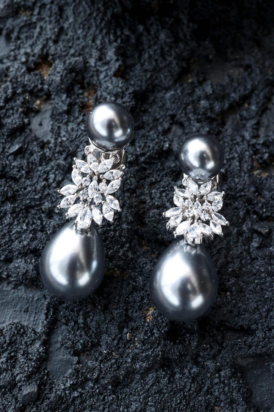 Anam Grey Pearl Earrings