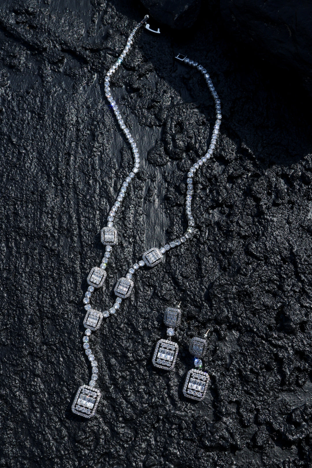 Iris Pendant Necklace Set