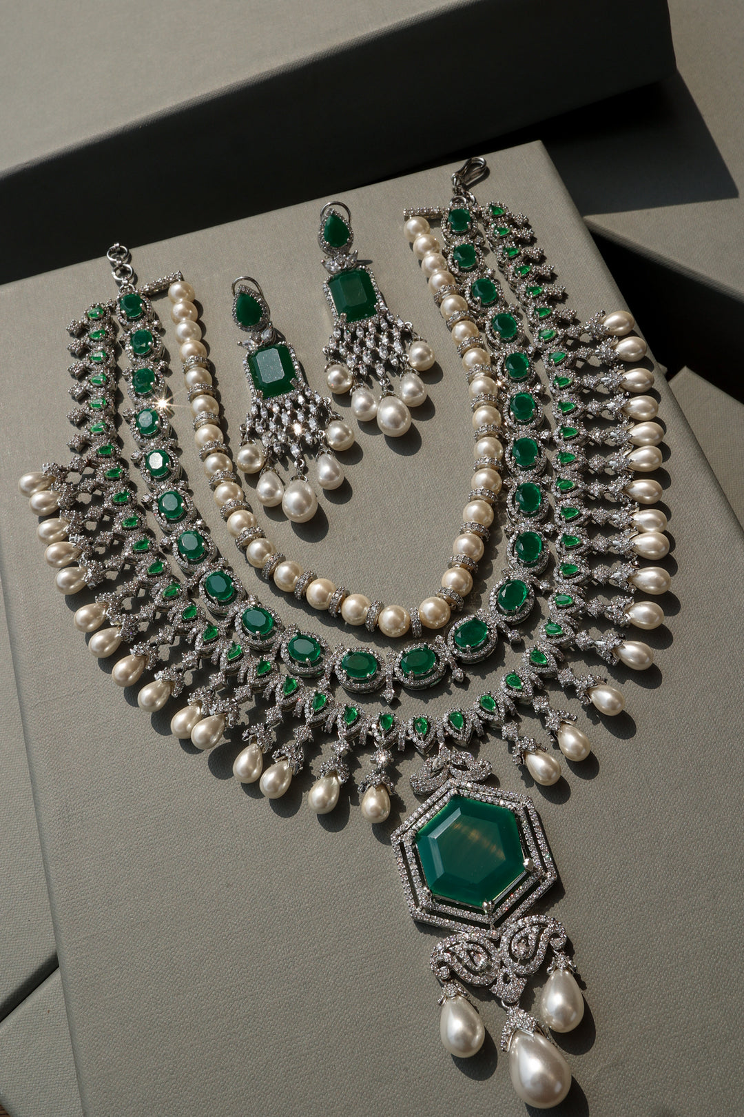 Naomi Green Pearl Necklace Set