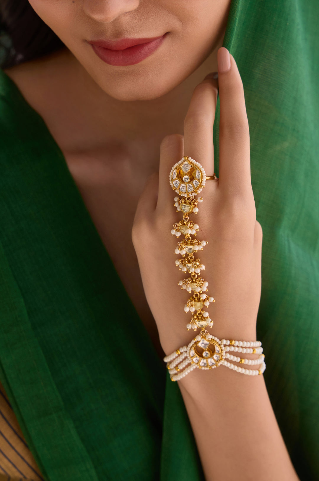 Nia Kundan And Pearls Hathphool