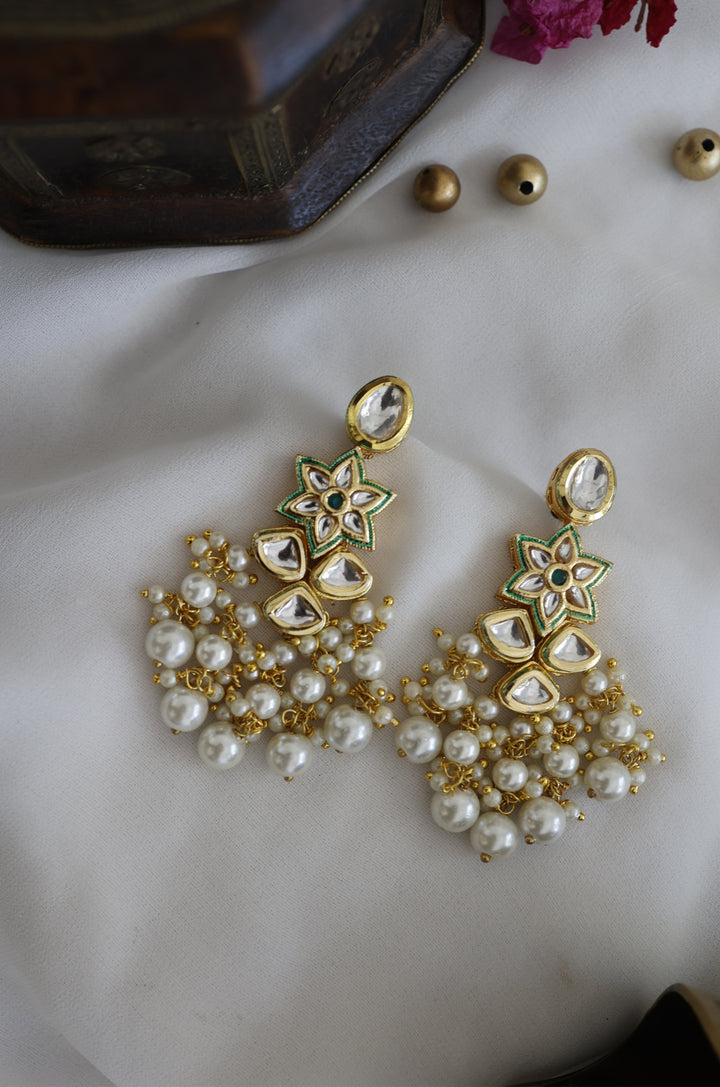 Advait Kundan Earrings With Pearls