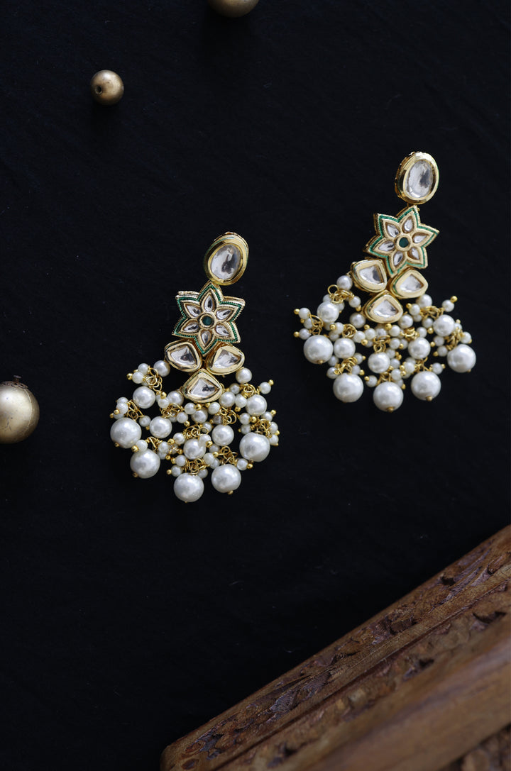 Advait Kundan Earrings With Pearls